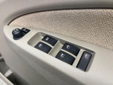 【電動格納ミラー】サイドミラーは電動格納式となっており、狭い駐車場でもキズがつくリスクを抑えられます。