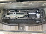 トランク下にはパンク修理キット、コンプレッサー、牽引ボルト類があります。