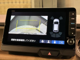 リバースギアに入れるだけで後方の表示へ切り替わります。夜間や雨の日の駐車も楽になりますよ。