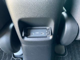 センターコンソール後部に充電用のUSBジャック(タイプC)が有りますので後席の方でも充電可能です。