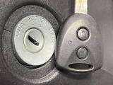 【キーレス】少し離れた場所からでもボタン一つでドアの開錠・施錠ができるのでとっても便利!ドアの鍵穴周りに傷をつけることもありません♪