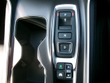 簡単操作なボタン式のシフトレバーで快適な運転に!