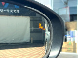 【ブラインドスポットモニター】走行中、ドアミラーの死角になりやすい箇所に後続車が接近するとサイドミラーのレンズに警告を表示!ドライバーに注意喚起をしてくれます。