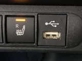 こちらのクルマはUSB接続コネクタも装備されています♪スマホの充電などにお使い下さい。ご旅行中での充電切れも、これなら心配いりませんね!
