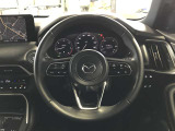 ご覧のようにステアリングスイッチが付いており、ハンドルから手を離さずに簡単なオーディオ操作が容易にできます☆