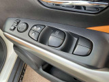 パワーウインドウ(運転席:ワンタッチ、キーオフ後作動、挟み込み防止機構付)付きです。