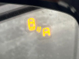 【ブラインドスポットインフォメーション】走行中、ドアミラーの死角になりやすい箇所に後続車が接近するとサイドミラー付近に警告を表示、ドライバーに注意喚起をしてくれます。