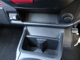 ドリンクホルダー★すぐ手が届く位置にドリンクホルダーを装備しています。運転中の水分補給もご安心です♪
