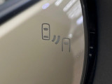 【ブラインドスポットモニター】走行中、ドアミラーの死角になりやすい箇所に後続車が接近するとサイドミラーのレンズに警告を表示!ドライバーに注意喚起をしてくれます。
