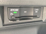 ETCユニットはグローブボックスの中に装着されています。こちらの車両はDSRC(ETC 2.0)に対応していますので、渋滞情報などリアルタイムでナビに反映されます。