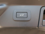 【パワーテールゲート】ボタン操作一つでリアゲートの自動開閉をおこないます。女性にも喜ばれるポイントの高い装備ではないでしょうか。