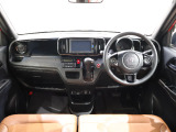 操作性に優れた運転席となります!小物入れや各ボタンの配置にこだわり、使いやすいです!座り心地もよく視認性も良好なのでロングドライブもお任せ下さい!