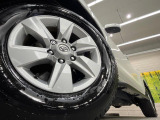 【純正アルミホイール】外観にマッチした純正アルミホイールを装着しております。各種社外アルミホイールや、スタッドレスタイヤも取扱いしております。是非ご相談ください♪