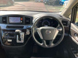 使いやすく安全な操作性と良好な視界を実現した運転席!