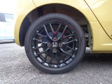 アルミホイール付き!鉄のホイールと違って軽いので燃費にも影響してきます。ガソリン高騰に少しは貢献します!あと単純に足元がきまります!