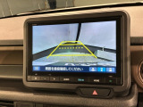 リバースギアに入れるだけで後方の表示へ切り替わります。夜間や雨の日の駐車も楽になりますよ。
