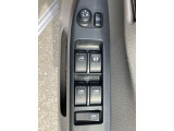 全席パワーウィンドウとなっています。運転席はオートになっているのでワンタッチ開閉することが出来ます。