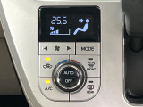 【オートエアコン】一度お好みの温度に設定すれば、車内の温度を検知し風量や温度を自動で調整。暑い&hellip;寒い&hellip;と何度もスイッチ操作をする必要はありません。快適な車内空間には必須の機能ですね♪