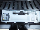 トランクルームにはパンク修理キットがあります。