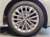 BMWの純正アロイホイールは軽量かつ強度にも優れているホイールで走行性能を引き上げる設計になっております。足元にもBMWは妥協がなくこだわっている個所になります。
