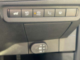 運転席右下に各種スイッチが集約されています