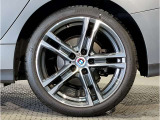 【BMWアロイホイル】軽量かつ強度に拘ったアロイホイル。走行性能ポテンシャルを引き出す設計。車の足元を引き締めてくれる大きなポイントはアロイホイルです。