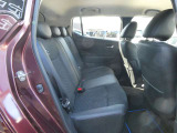リヤシートは足元空間も広くリラックスしてドライブが楽しめ、ゆったりとおくつろぎ頂けます。