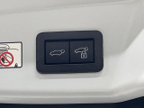 【パワーバックドア】スマートキーや運転席のボタンを押すだけでリアゲートが自動で開閉します!荷物を持っている時や、高い位置にあるバックドアを閉める際に便利な機能です♪
