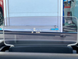 【ヘッドアップディスプレイ】運転に必要な情報やセーフティーサポートの警告などをメーターパネルを見なくても確認ができます☆視線移動が少なくなり安全運転ができますね♪