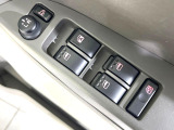 【電動格納ミラー】サイドミラーは電動格納式となっており、狭い駐車場でもキズがつくリスクを抑えられます。