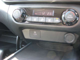 オートエアコンです。充電ソケットも