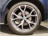 BMWの純正アロイホイールは軽量かつ強度にも優れているホイールで走行性能を引き上げる設計になっております。足元にもBMWは妥協がなくこだわっている個所になります。