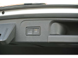 電動リアゲートが装備されている車両です。