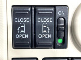 【両側パワースライドドア】スマートキーや運転席のスイッチで後席両側スライドドアの開閉が可能♪電動だから力を入れてドアを開ける必要が無く、小さなお子様でも簡単に開け閉めでき快適です♪