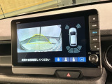 リバースギアに入れるだけで後方の表示へ切り替わります。夜間や雨の日の駐車も楽になりますよ。