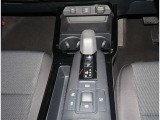 スッキリとしたシフトレバー周辺☆ デザインもオシャレになっています。