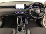車内は光触媒抗菌消臭施工済です。スタイリッシュなデザインでスポーティなインパネ周りを演出します。グローブボックスやカップホルダーのほかにトレーなどたくさんの収納スペースが付いています。