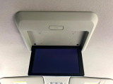 【フリップダウンモニター】大画面モニターで後席でもエンタメをお楽しみいただけます。小さなお子様にも大人気の装備です♪