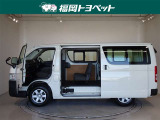 スライドドアは両側手動式です。