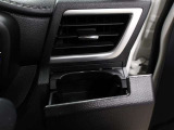 運転席のカップホルダーはエアコンの吹き出し口の前にありますので冷やしたり温めたり出来ます☆
