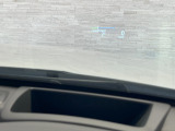 ヘッドアップディスプレイ搭載!運転中でも前を見たまま速度や案内をチェックできます!目線移動が少なく、安心してドライブを楽しめる大変便利な装備です!