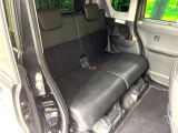 後部座席も気になるようなキズ・汚れやへたり等、大きなダメージはなく、良好な状態です。
