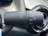 【オートライト(AUTO)】外の明るさをシステムが感知して、自動でヘッドライトが点灯します。ヘッドライトをつけ忘れを防ぐ便利機能です。