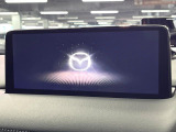 【10インチマツダコネクト】車内の雰囲気にマッチした大型ディスプレイ。スマホ接続でのナビ使用やBluetooth再生等、様々な機能が楽しめます。直感的なダイヤル操作が可能で、使い勝手も良好です。