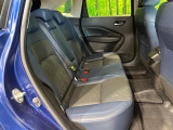 後部座席も気になるようなキズ・汚れやへたり等、大きなダメージはなく、良好な状態です。