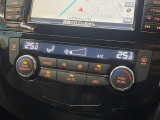 【左右独立型フルオートエアコン】運転席と助手席でそれぞれお好みの温度に設定可能。同乗者にも配慮した、快適な空調をお届け致します。