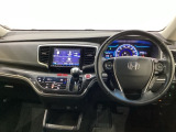 車内は光触媒抗菌消臭施工済です。スタイリッシュなデザインでスポーティなインパネ周りを演出します。グローブボックスやカップホルダーのほかにトレーなどたくさんの収納スペースが付いています。