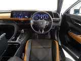 革巻きステアリングで快適な操作性の運転席です。