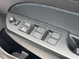 【電動格納ミラー】サイドミラーは電動格納式となっており、狭い駐車場でもキズがつくリスクを抑えられます。