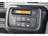 フルオートエアコンが装備されています!お好みの温度設定をするだけでエアコンの風量やモードの切り替えを自動でコントロールしてくれます!ユーザーの操作が少なく燃費走行にもつながります!